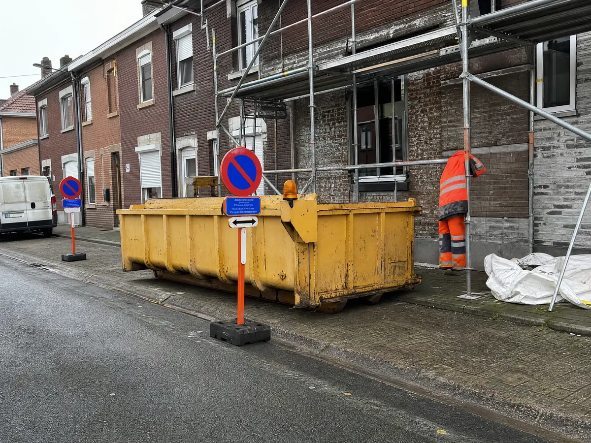 Container tussen twee parkeerverbodsborden